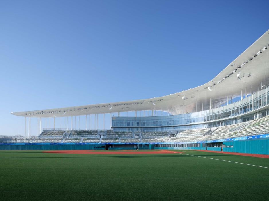 会棒垒球体育文化中心的建设,突破了传统封闭式独立场馆范式,将棒球场